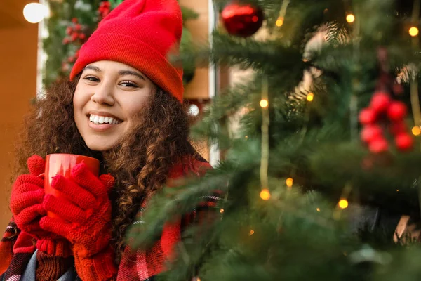 Hermosa Joven Bebiendo Caliente Cerca Del Árbol Navidad Aire Libre —  Fotos de Stock