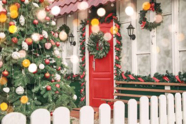 Noel için dekore edilmiş ev manzarası