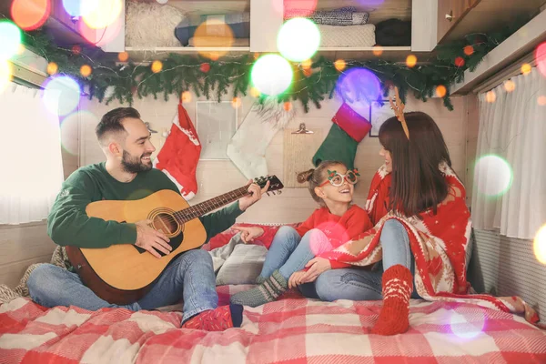 Happy Family Guitar Motorhome Christmas Eve — Stock Photo, Image