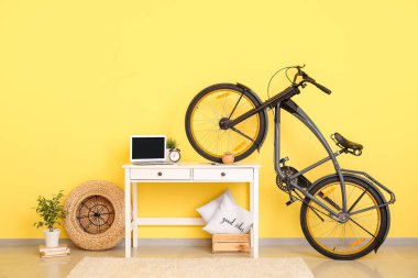 Bisiklet ve dizüstü bilgisayarı olan modern bir oda.