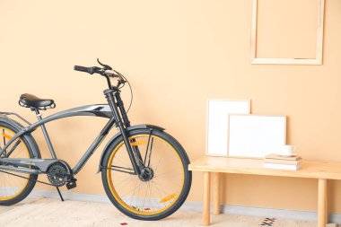 Bisikletli ve boş fotoğraf çerçeveli modern odanın içi