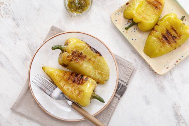 Işık masasında kavrulmuş biberli tabak.