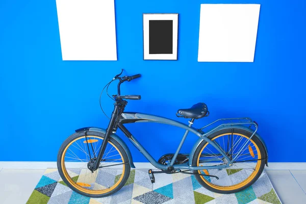 Interior Quarto Moderno Com Molduras Bicicleta Fotos Branco — Fotografia de Stock