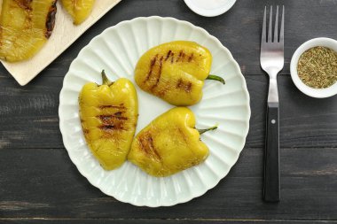 Koyu arkaplanda ızgara dolma biber.