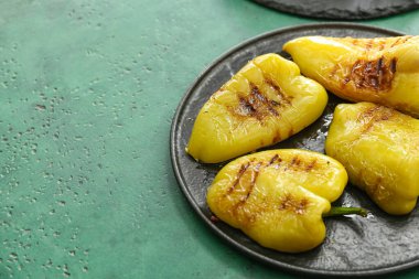 Renkli arka planda kavrulmuş dolmalık biber.