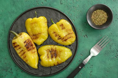 Izgara sarı biber ve rengarenk baharatlar