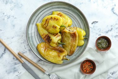 Tabakta kavrulmuş biber ve baharat var.