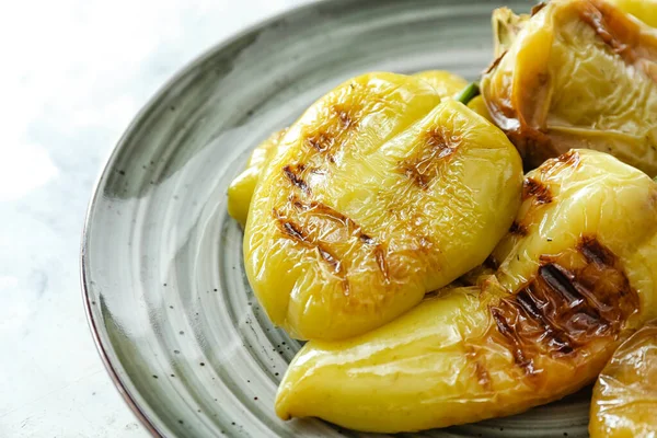 Yakın planda ızgara dolmalık biber tabağı.