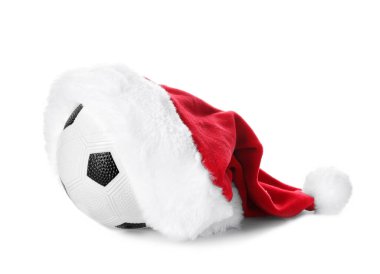 Beyaz arka planda futbol topu olan Noel Baba şapkası