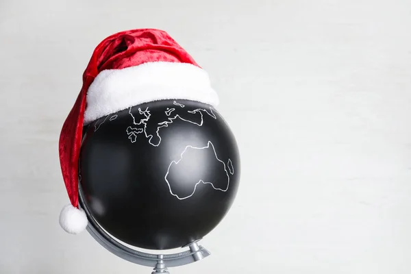 Chapéu Papai Noel Com Globo Terra Sobre Fundo Branco Férias — Fotografia de Stock