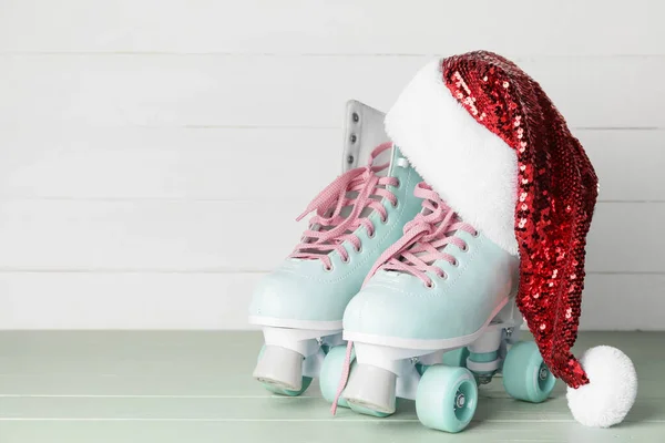 Santa Hat Rolling Skates Table — Stock Photo, Image