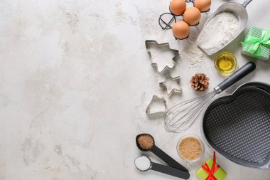 Işık arkaplanındaki Noel fırını ve mutfak aletleri için malzemeler