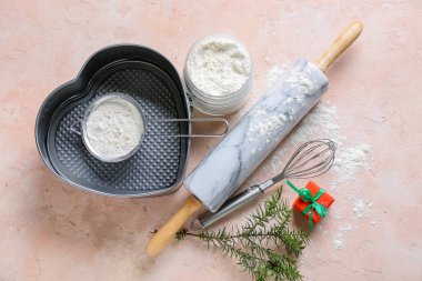 Yılbaşı fırını için un ve arka planda mutfak gereçleri