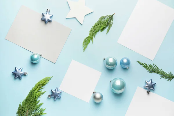 Όμορφη Χριστουγεννιάτικη Σύνθεση Λευκές Κάρτες Στο Φόντο Χρώμα — Φωτογραφία Αρχείου