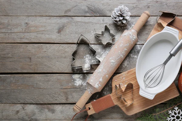 木制背景的圣诞烘焙用厨房用具 — 图库照片
