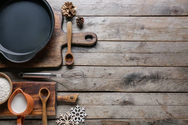Zutaten Für Weihnachtsbäckerei Und Küchenutensilien Auf Holzgrund — Stockfoto