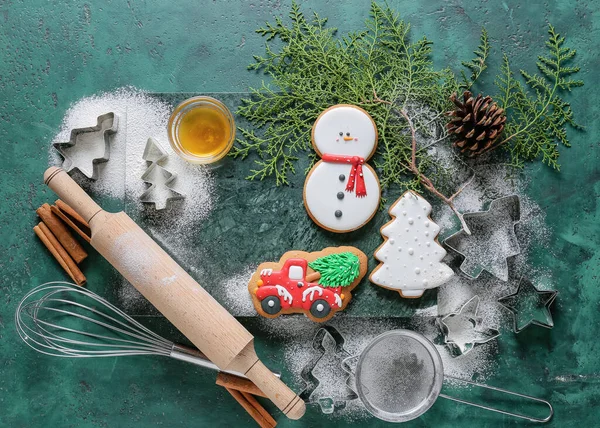 Zutaten Für Weihnachtsplätzchen Und Backutensilien Auf Farbigem Hintergrund — Stockfoto
