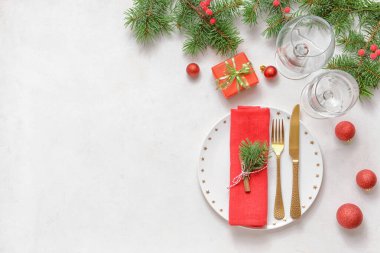 Beyaz arka planda güzel bir Noel masası