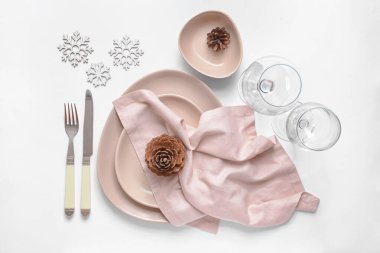 Beyaz arka planda güzel bir Noel masası