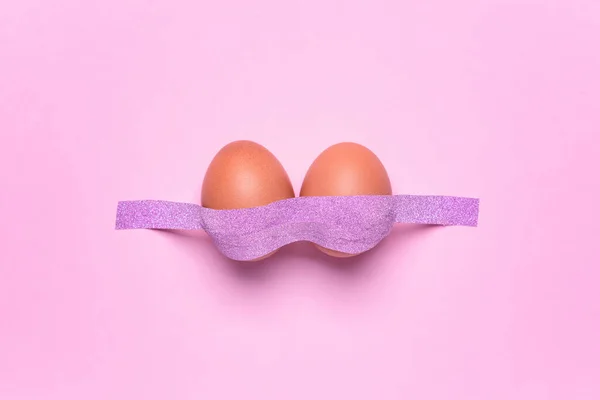 Oeufs Poulet Soutien Gorge Papier Sur Fond Couleur Concept Soins — Photo