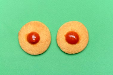 Çerezler renkli arka planda. Erotik ve kadın sağlık hizmetleri kavramı