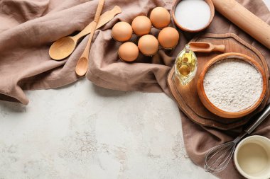 Gri arkaplanda fırın malzemeleri kümesi