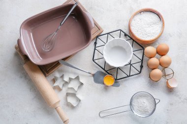 Mutfak gereçleri ve pastane malzemeleri gri arka planda.