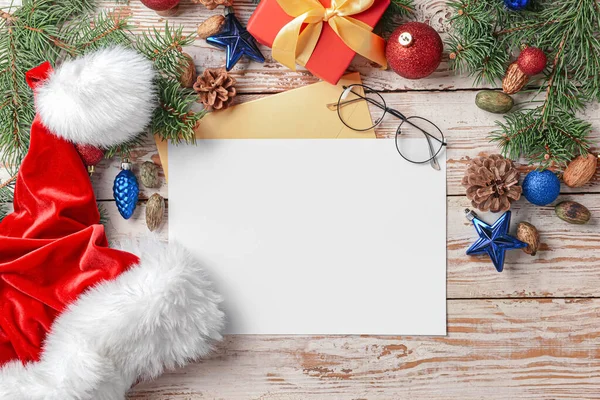 Prázdný Papír Pro Dopis Santa Vánoční Výzdoba Bílém Dřevěném Pozadí — Stock fotografie