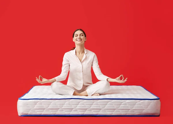 Mujer Joven Meditando Sobre Colchón Sobre Fondo Color —  Fotos de Stock