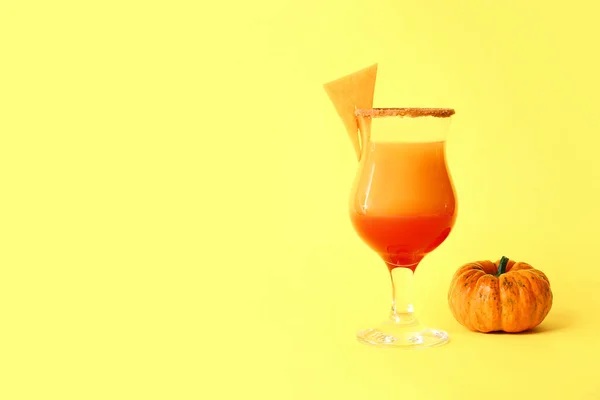 Glass Tasty Pumpkin Pie Martini Color Background — Stock Photo, Image