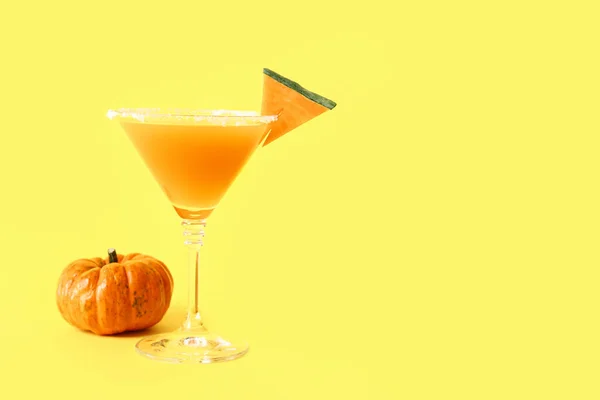 Glass Tasty Pumpkin Pie Martini Color Background — Stock Photo, Image