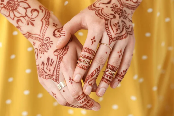 Mulher Bonita Com Tatuagem Henna Suas Mãos Close — Fotografia de Stock