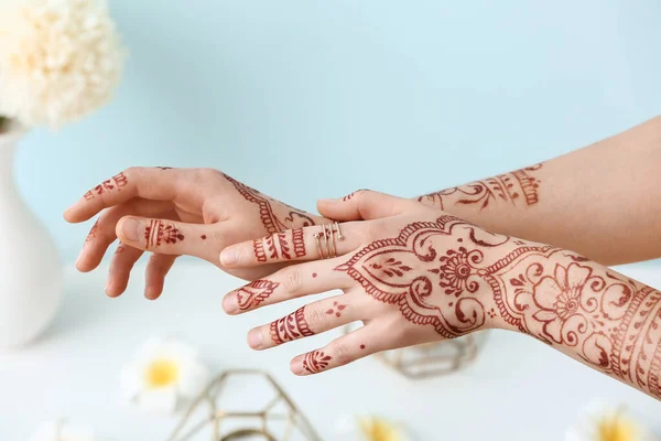 Gyönyörű Henna Tetoválással Kezén Otthon — Stock Fotó