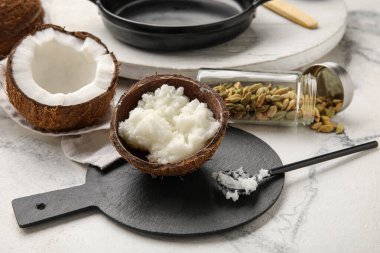 Hafif arka planda pişirmek için lezzetli hindistan cevizi yağlı kompozisyon