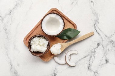 Işık arkaplanında hindistan cevizi yağı içeren kompozisyon