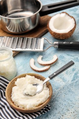 Renkli arkaplanda yemek pişirmek için lezzetli hindistan cevizi yağlı kompozisyon