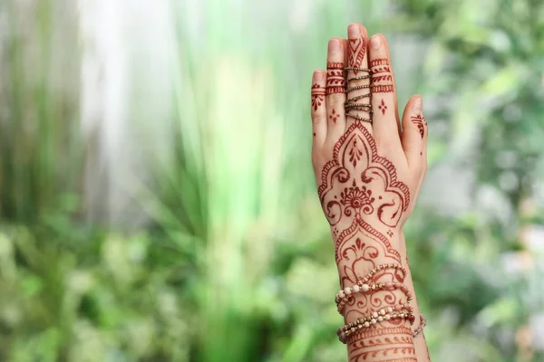 Beautiful Woman Henna Tattoo Her Hands Outdoors — Stock Photo, Image