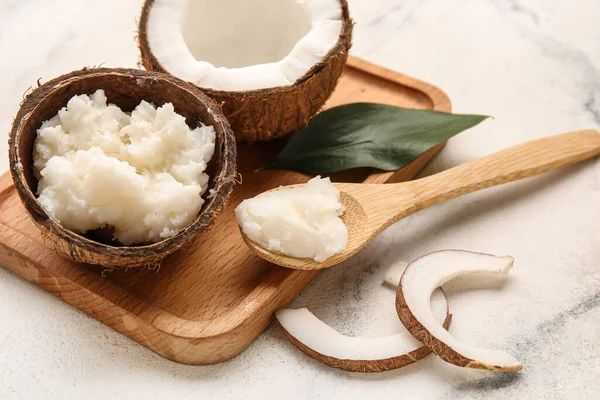 Işık arkaplanında hindistan cevizi yağı içeren kompozisyon