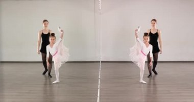 Dans stüdyosunda koçla küçük bir balerin eğitimi.