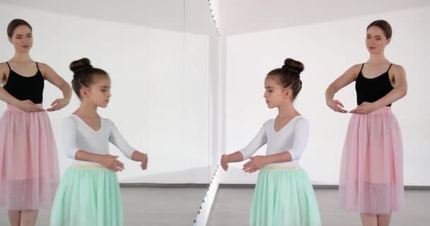 Dans Stüdyosunda Koçla Küçük Bir Balerin Eğitimi — Stok video