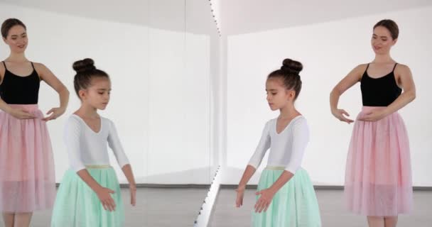 Pequeña Bailarina Entrenando Con Entrenador Estudio Baile — Vídeos de Stock