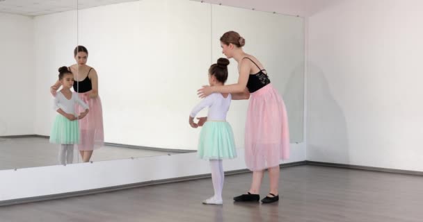 Kleine Ballerina Trainiert Mit Trainer Tanzstudio — Stockvideo