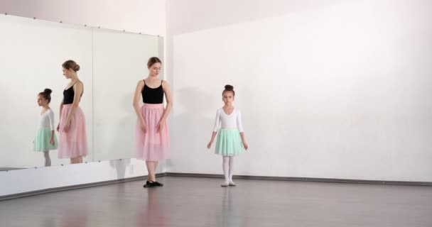 Μικρή Μπαλαρίνα Προπόνηση Προπονητή Στην Σχολή Χορού — Αρχείο Βίντεο