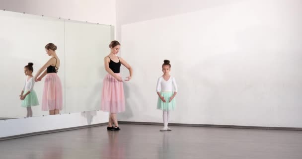ダンススタジオでコーチと少しバレリーナのトレーニング — ストック動画