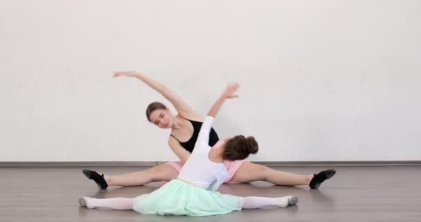 Pequeña Bailarina Entrenando Con Entrenador Estudio Baile — Vídeos de Stock