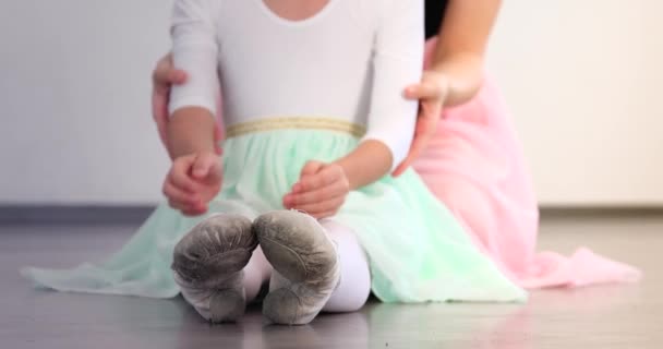 Pequeña Bailarina Entrenando Con Entrenador Estudio Baile — Vídeos de Stock