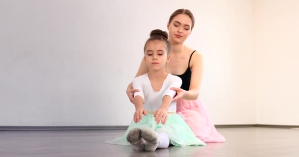 Mały Trening Baletnicy Trenerem Studio Tańca — Wideo stockowe