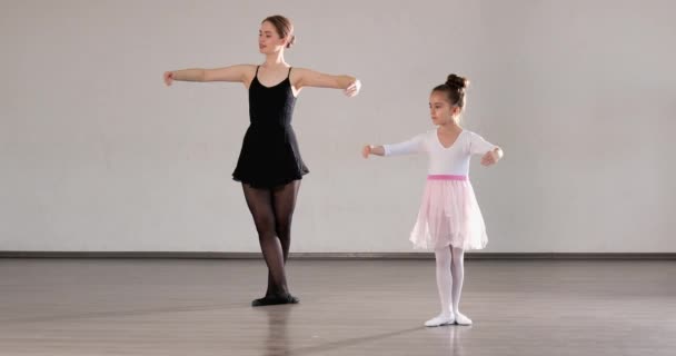 Pouco Treinamento Bailarina Com Treinador Estúdio Dança — Vídeo de Stock
