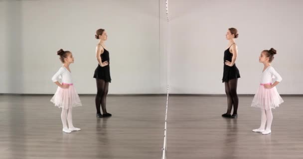 Pequeña Bailarina Entrenando Con Entrenador Estudio Baile — Vídeos de Stock