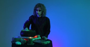 Koyu renkli arka planda insan kafatasına sahip bir cadı